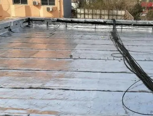 道县卫生间漏水维修公司分享下道县屋面楼顶防水刚性防水层施工要点。